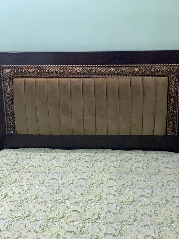 Queen size bed with two sidetables 5