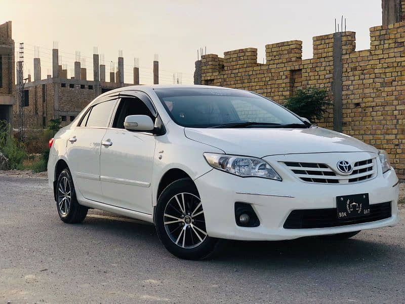 Toyota Corolla GLI 2014 one small piece touch up on bonnet 1