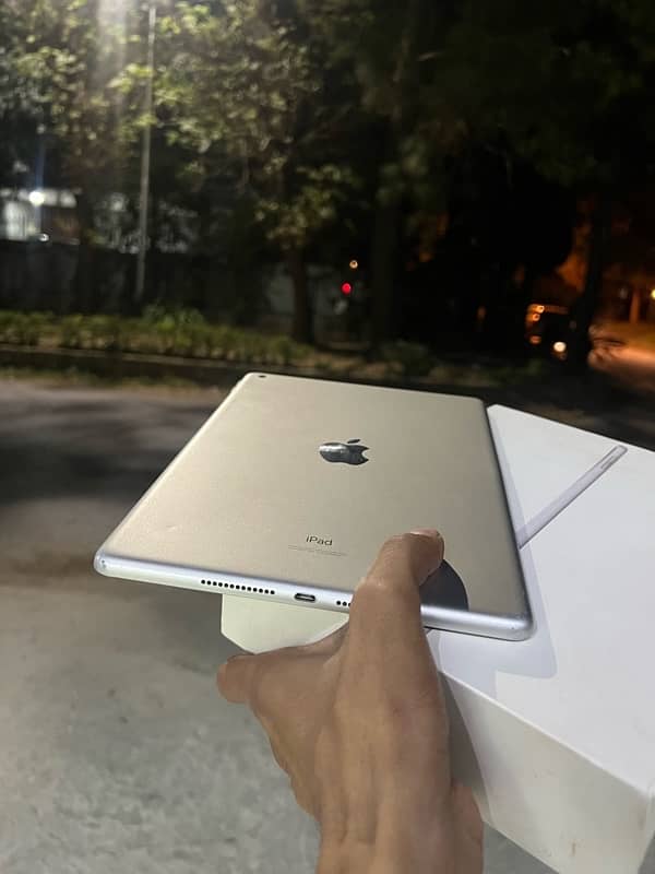 IPAD 9TH GANERATION 64GB WITH COMPLETE BOX AND 20W ORIGNAL CHARGER 2