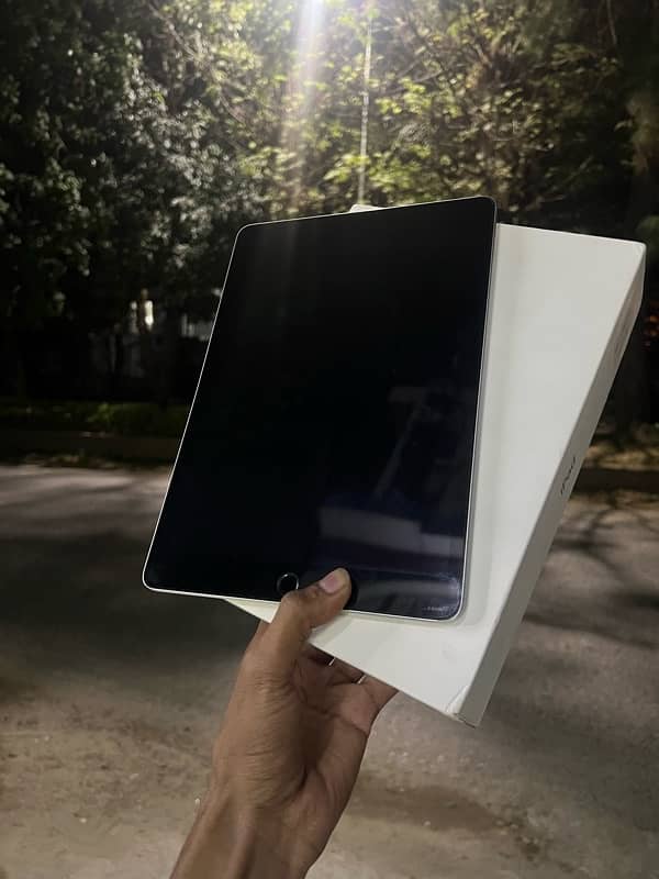 IPAD 9TH GANERATION 64GB WITH COMPLETE BOX AND 20W ORIGNAL CHARGER 3