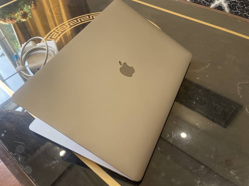 MacBook Pro2017, Core i7,15"Ratina Dsply, 16GB Ram,1TB SSD 1