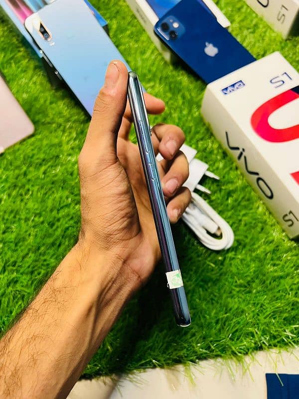 Vivo S1 8/256 GB with box charger 4