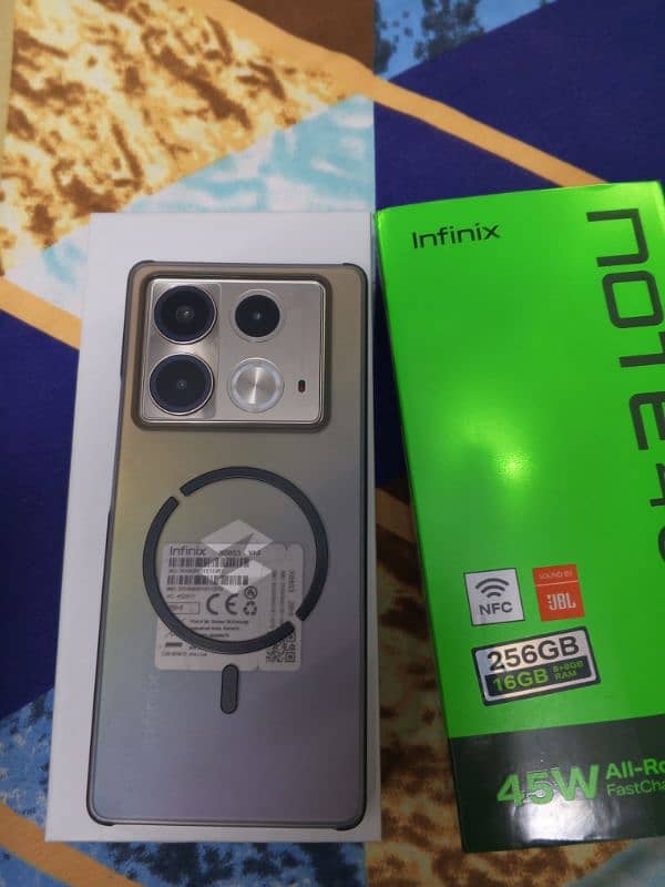 I am selling my Infinix note 40 8+8/256 0