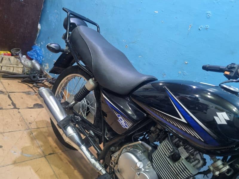 i am sel my Suzuki gs150bike 2015 9month contact 03132432355 17