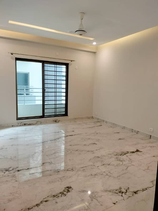 10 MARLA 3 BEDROOM APARTMENT FOR RENT IN ASKARI -11 LAHORE. 3