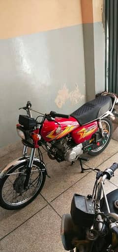 Red Honda 125 lush condition