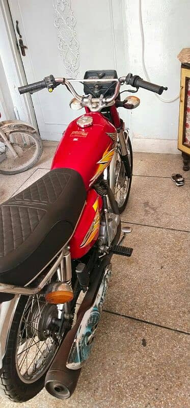 Red Honda 125 lush condition 1