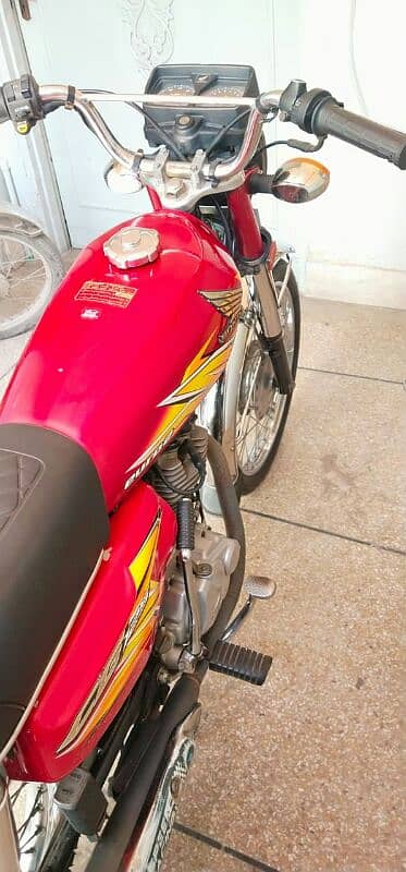 Red Honda 125 lush condition 3