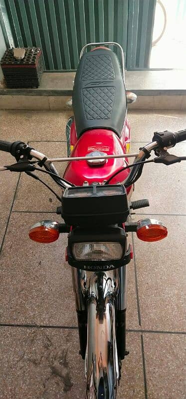 Red Honda 125 lush condition 5