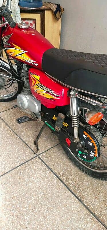 Red Honda 125 lush condition 6