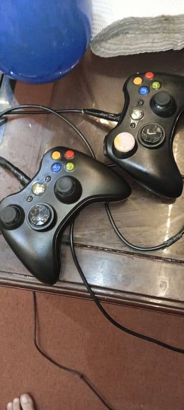 Xbox 360 with 2 controllers adopter 2