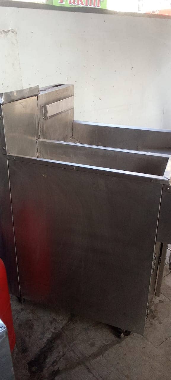 Double bucket fryer and steel counter 6