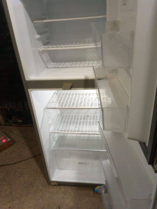 Haier fridge 246 12 cubic feet 4