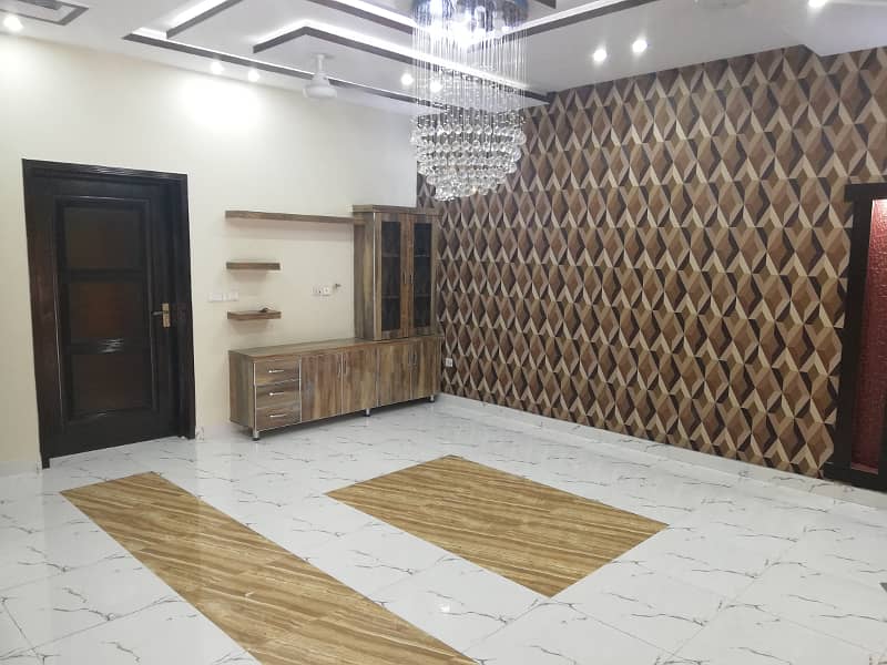 Like New 10 Marla House ia available for Rent in Bahria Town Lahore 3