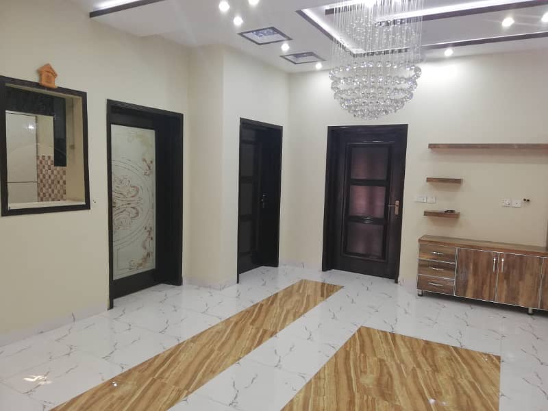 Like New 10 Marla House ia available for Rent in Bahria Town Lahore 4