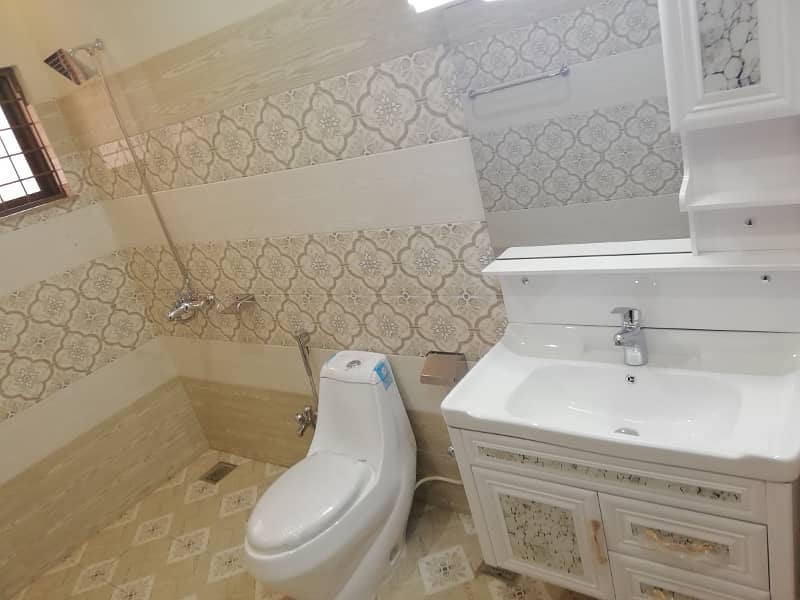 Like New 10 Marla House ia available for Rent in Bahria Town Lahore 6