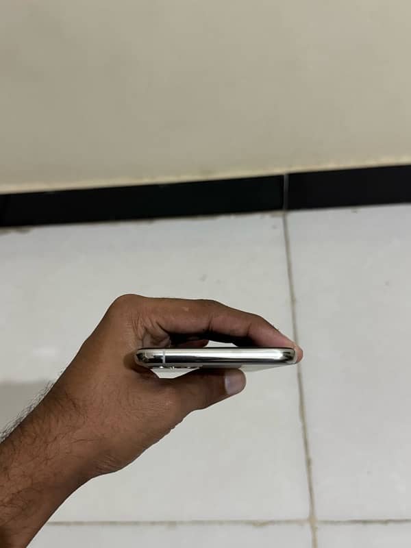 Iphone 11 pro max 256gb Pta approved 5