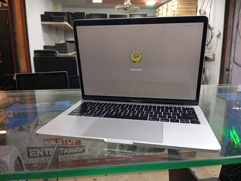 MacBook Pro 2017 – i7 2.5GHz, 8GB RAM,256GB, 13.3-inch, 1.5GB Graphics 1