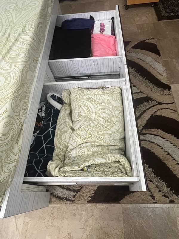 Excellent Decent Bed Set with many big Drawers 3