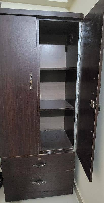 Double door wardrobe compact size in good condition 1