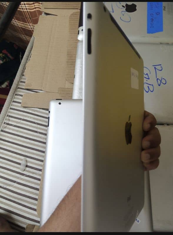 ipad 2 32 gb. imported from UK. neat and clean piece 5