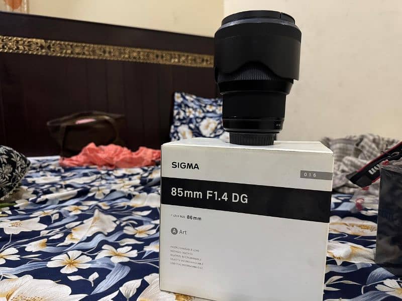 sigma 85mm 1.4 art lenz just like new  with box 3