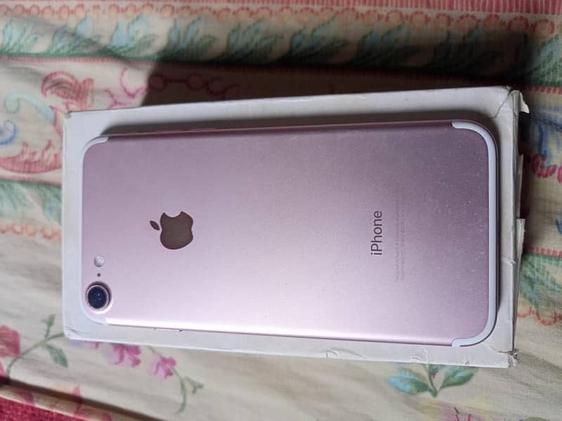 Iphone 7   32gb rose gold colour with box 7