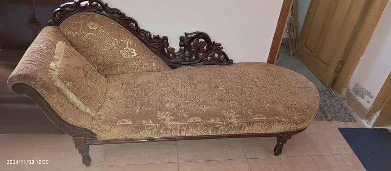 Sofa Set and other house hold items 3