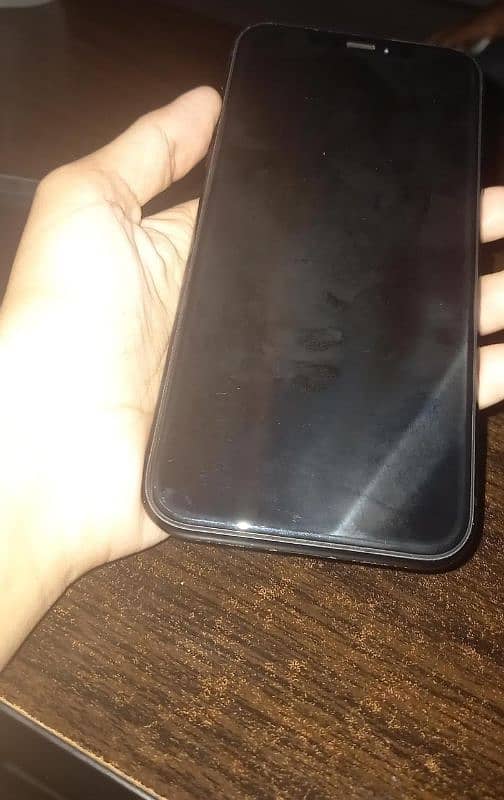 I am selling Apple iphone XR 64gb 3