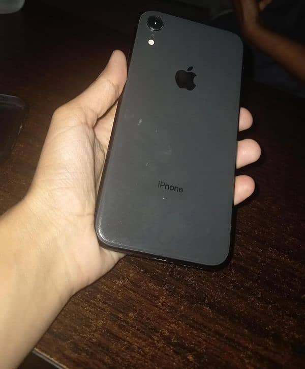 I am selling Apple iphone XR 64gb 8