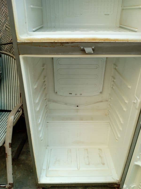 Dawlance refrigerator full ok urgent sale 4