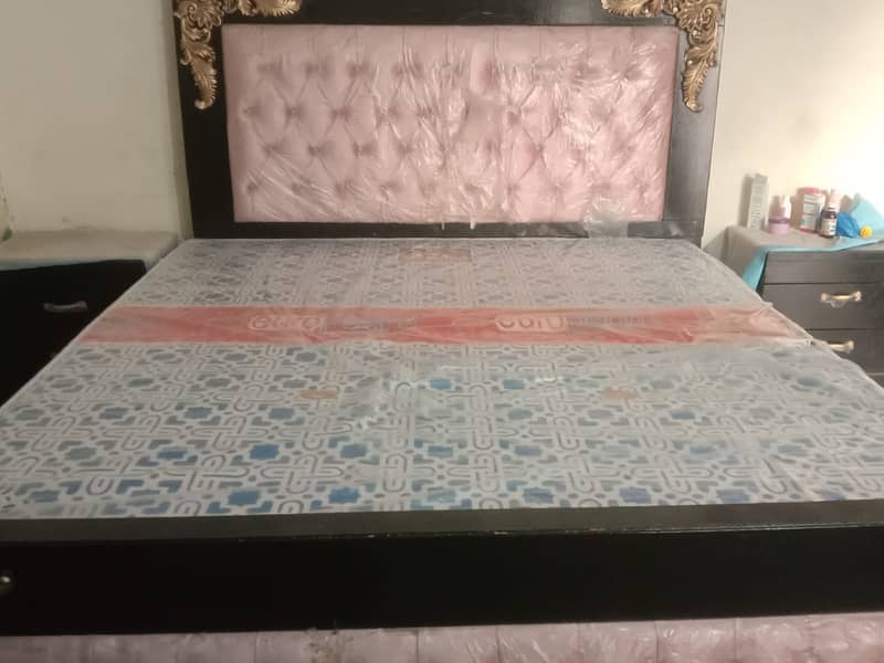 Very new bed, dressing, Almari 0