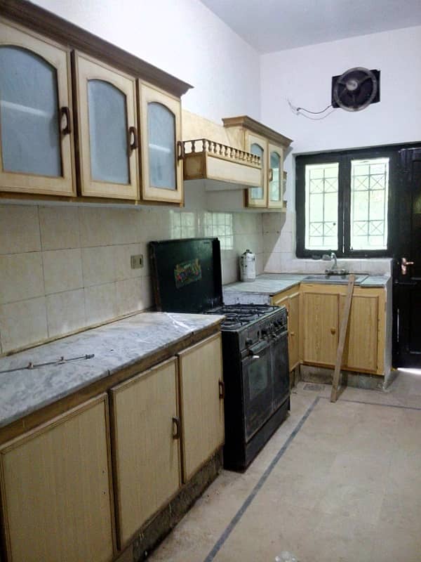 G11 30X60 DOUBLE KITCHEN FULL HOUSE FOR RENT 4 BEDS 4 BATHS PRIME LOCATION 4