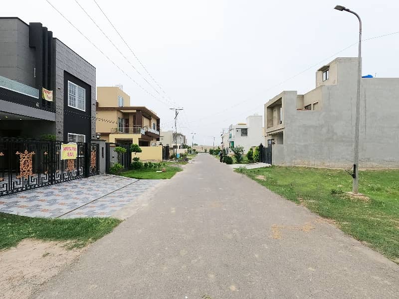 Good Prime Location 10 Marla House For Sale In Khayaban-E-Amin - Block L 3