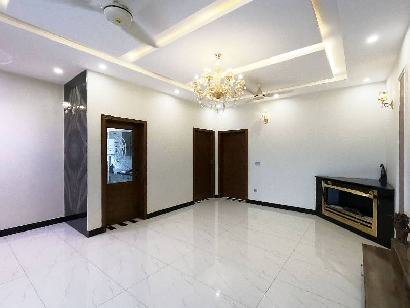 Good Prime Location 10 Marla House For Sale In Khayaban-E-Amin - Block L 8