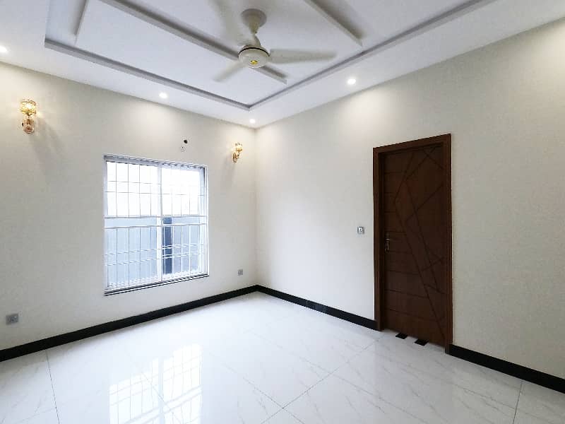 Good Prime Location 10 Marla House For Sale In Khayaban-E-Amin - Block L 11