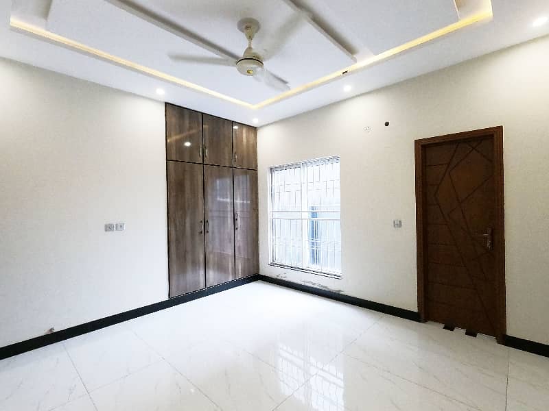 Good Prime Location 10 Marla House For Sale In Khayaban-E-Amin - Block L 14