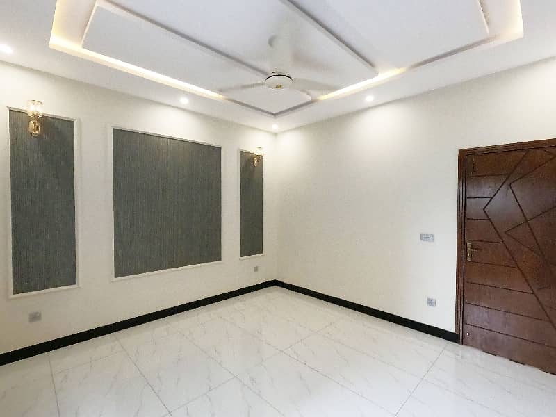 Good Prime Location 10 Marla House For Sale In Khayaban-E-Amin - Block L 15