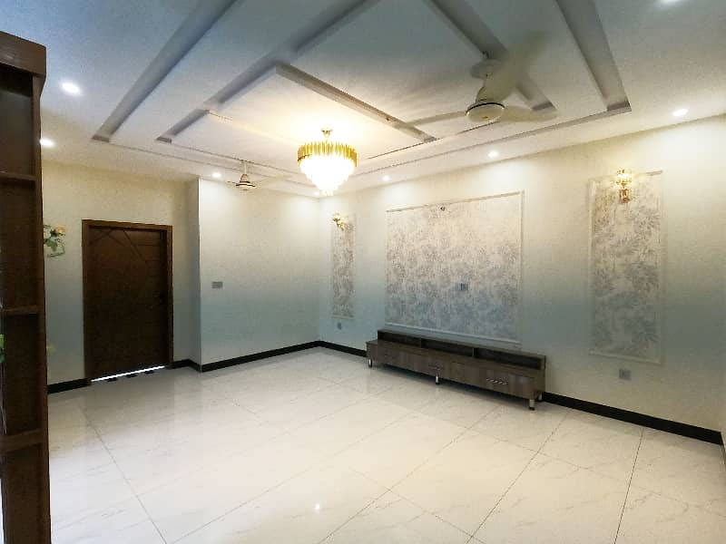 Good Prime Location 10 Marla House For Sale In Khayaban-E-Amin - Block L 19