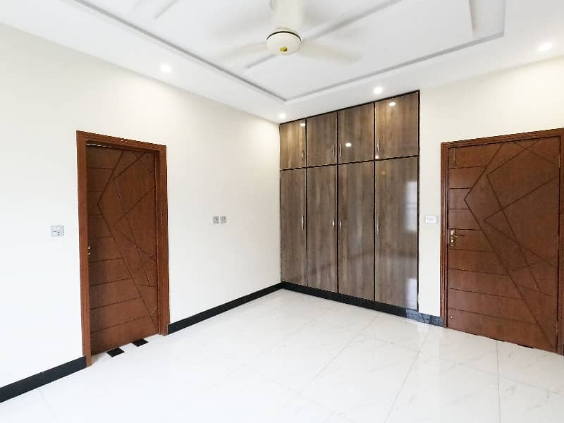 Good Prime Location 10 Marla House For Sale In Khayaban-E-Amin - Block L 21