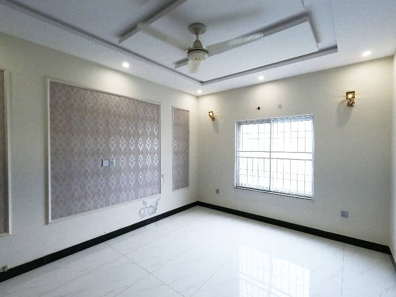 Good Prime Location 10 Marla House For Sale In Khayaban-E-Amin - Block L 22