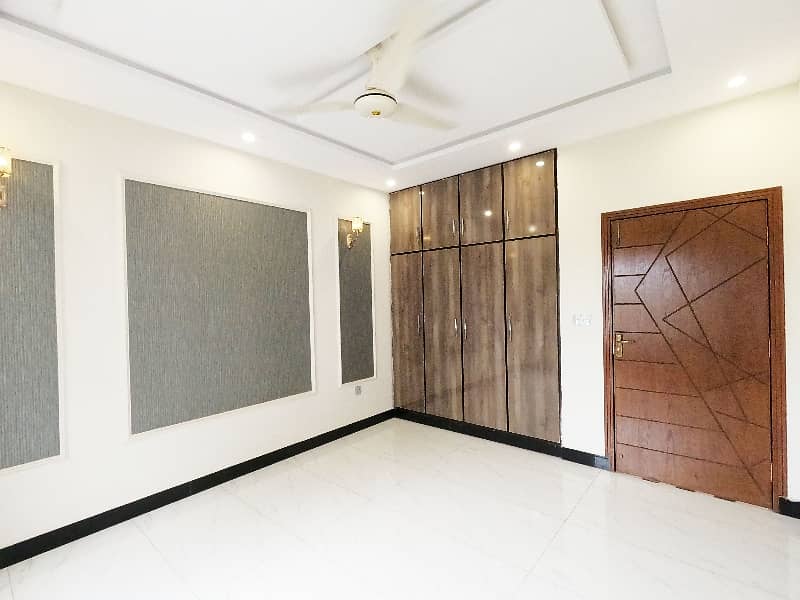 Good Prime Location 10 Marla House For Sale In Khayaban-E-Amin - Block L 24