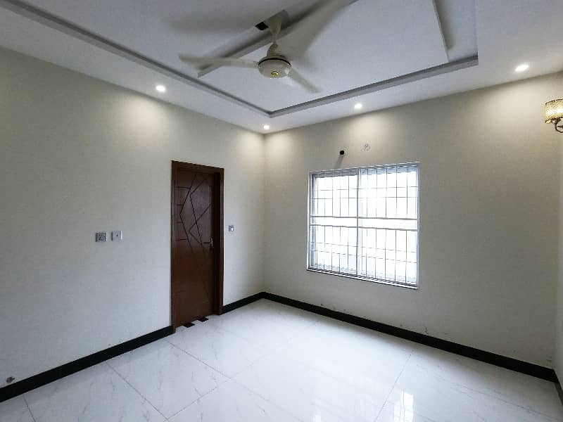 Good Prime Location 10 Marla House For Sale In Khayaban-E-Amin - Block L 25