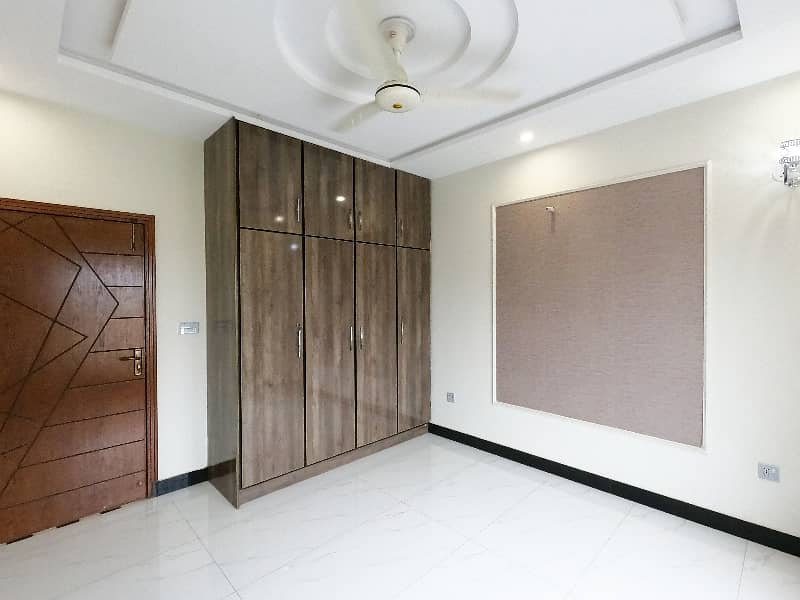 Good Prime Location 10 Marla House For Sale In Khayaban-E-Amin - Block L 27