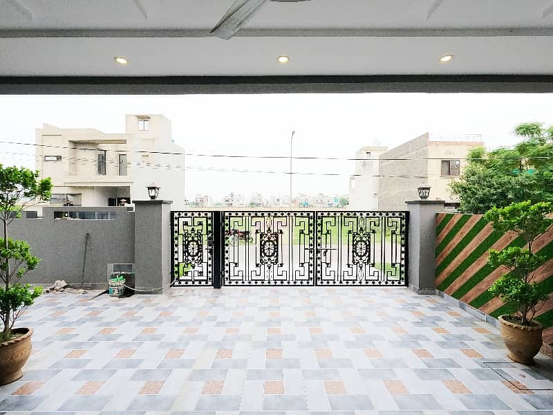 Good Prime Location 10 Marla House For Sale In Khayaban-E-Amin - Block L 33