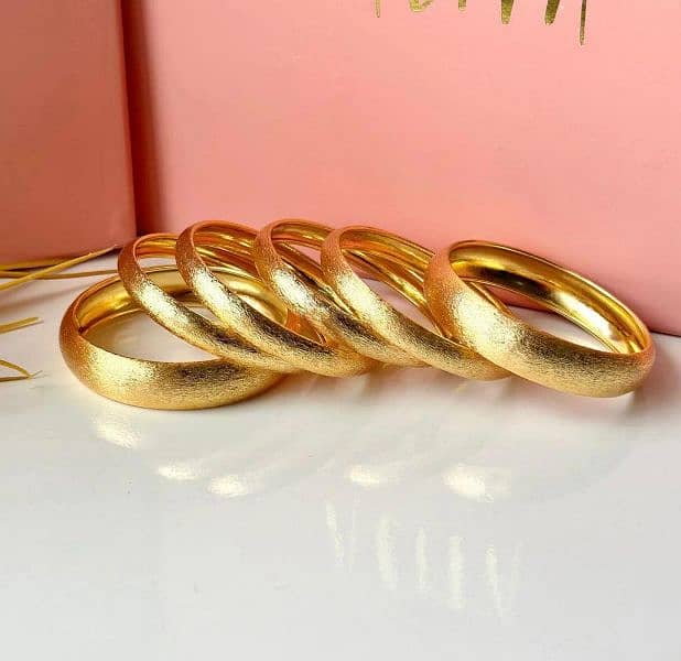 6 Pcs ARTIFICIAL GOLD PLATED BANGLES. 0