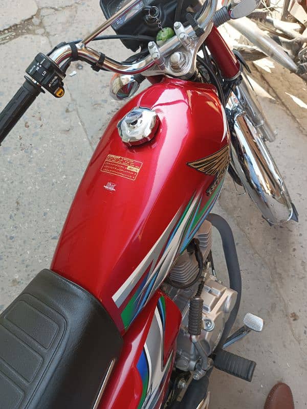 Honda 125 red colour original documents compelet 10/10 condtion 2