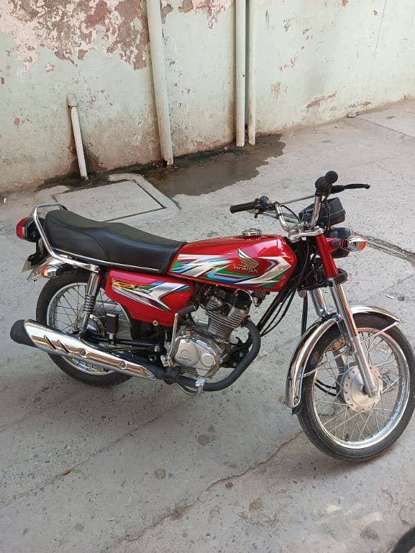 Honda 125 red colour original documents compelet 10/10 condtion 4