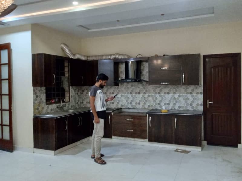 10 MARLA UPPER PORTION FOR RENT IN SHALIMAR 4