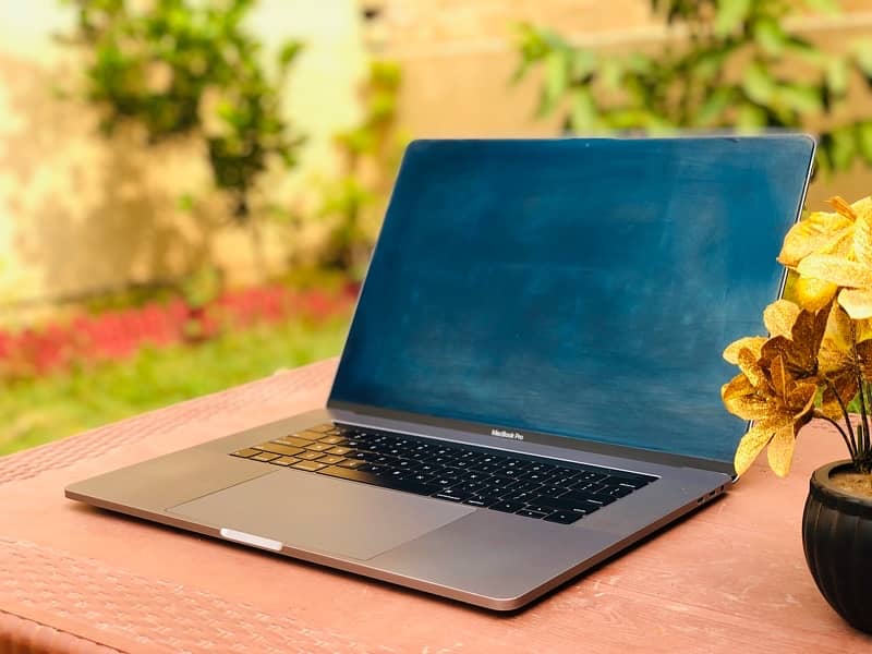 MacBook Pro 2018 Touch Bar Space gray 10